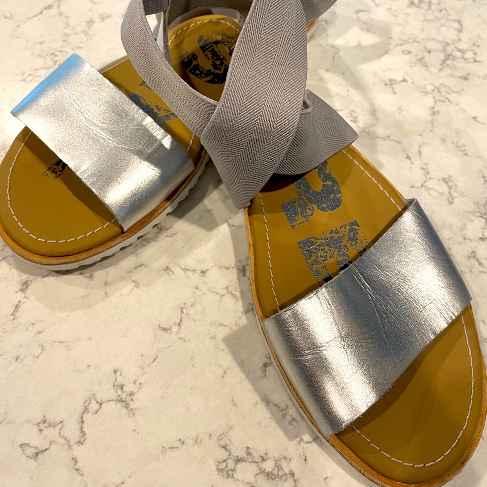CLEARING OUT MY CLOSET! SOREL leather sandals. Size 8.